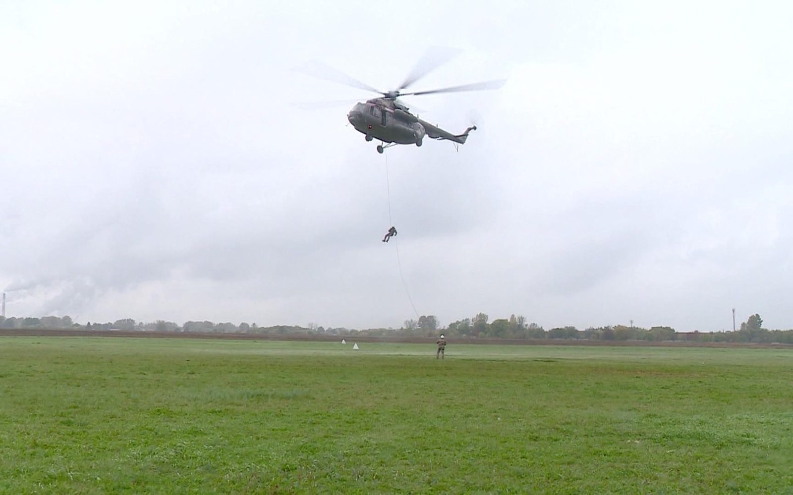 Без парашютов и права на ошибку: СОБР отрабатывает десантирование